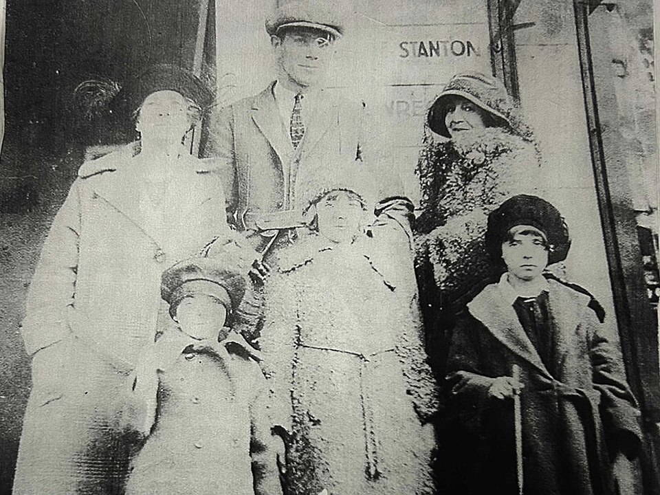File:Ernie Stanton with family.jpg