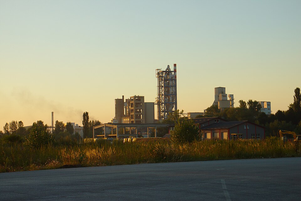 File:Lukavac, průmyslový objekt.jpg