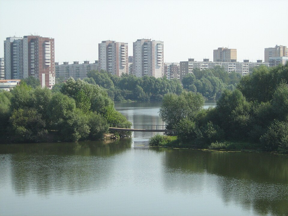 File:Mulyanka Pedestrian Bridge.jpg