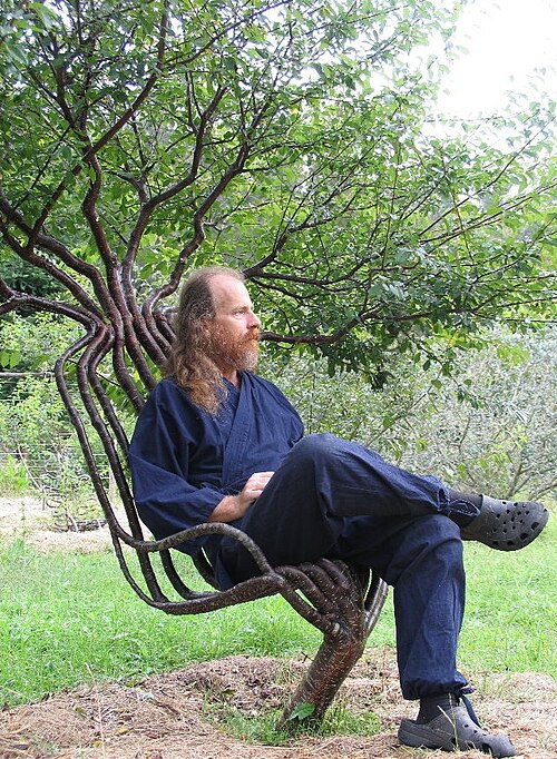 File:Pete in garden chair 01.jpg