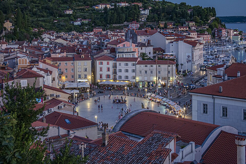 File:Piran Piazza Tartini.jpg
