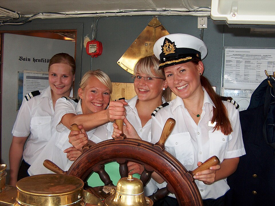 File:SS Ukkopekka waitress.jpg