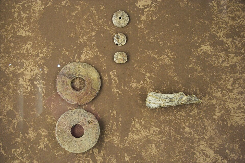 File:Shaman equipment, Brno, Gravettian, 076836.jpg