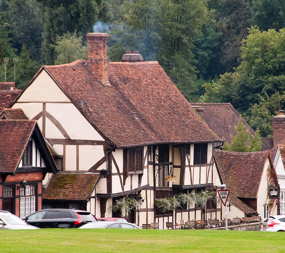 File:The Crown Inn Chiddingfold DSC 2319.jpg