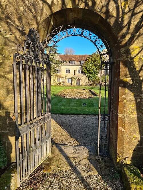 File:Athelhampton Lily Pond to East Facade.jpg