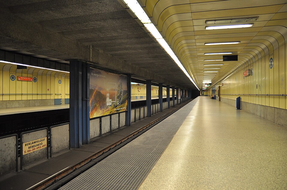 File:Budapest, metró 3, Gyöngyösi utca, 13.jpg