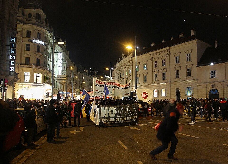 File:Schwarzer Block zu Besuch in Wien2.JPG