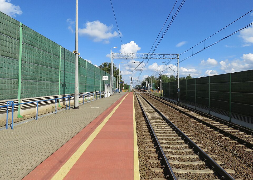 File:Sucha Żyrardowska, foto 3, przystanej kolejowy.jpg