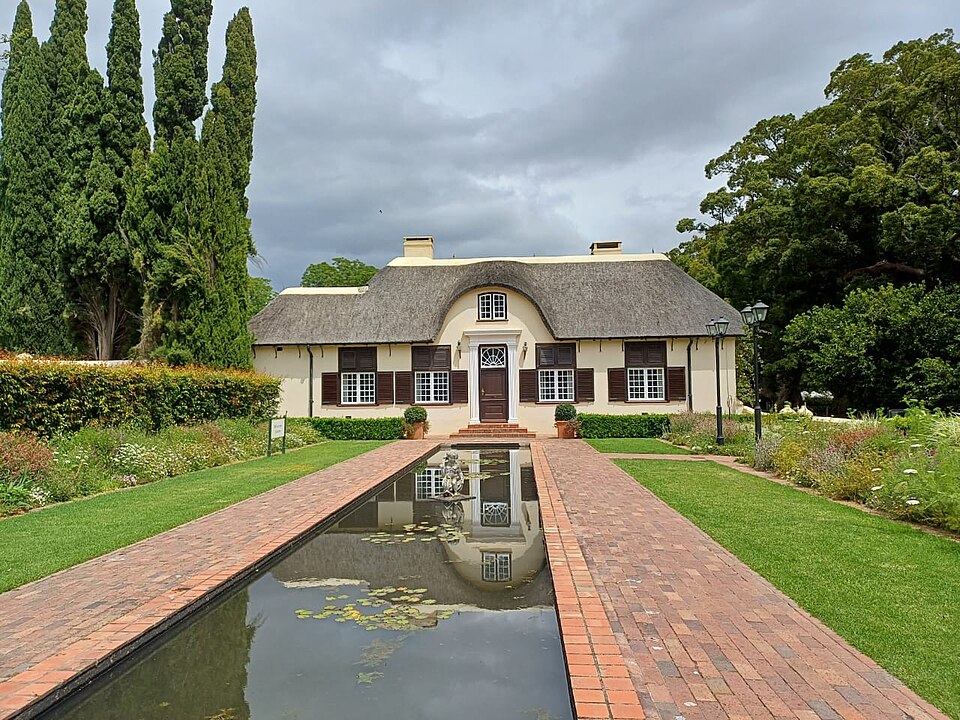 File:Vergelegen Reflection Garden.jpg