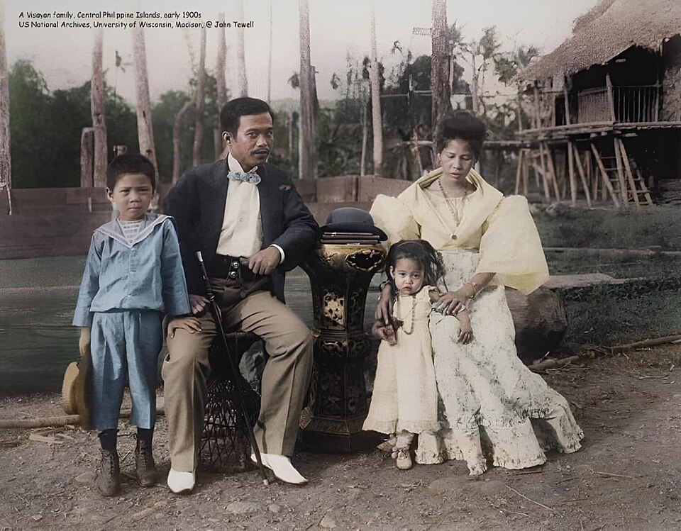 File:Visayan family early 1900's.jpg