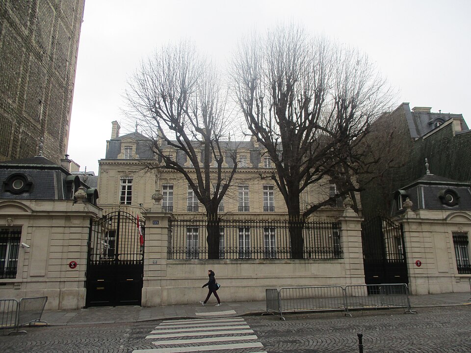 File:135 rue du Faubourg-Saint-Honoré.jpg
