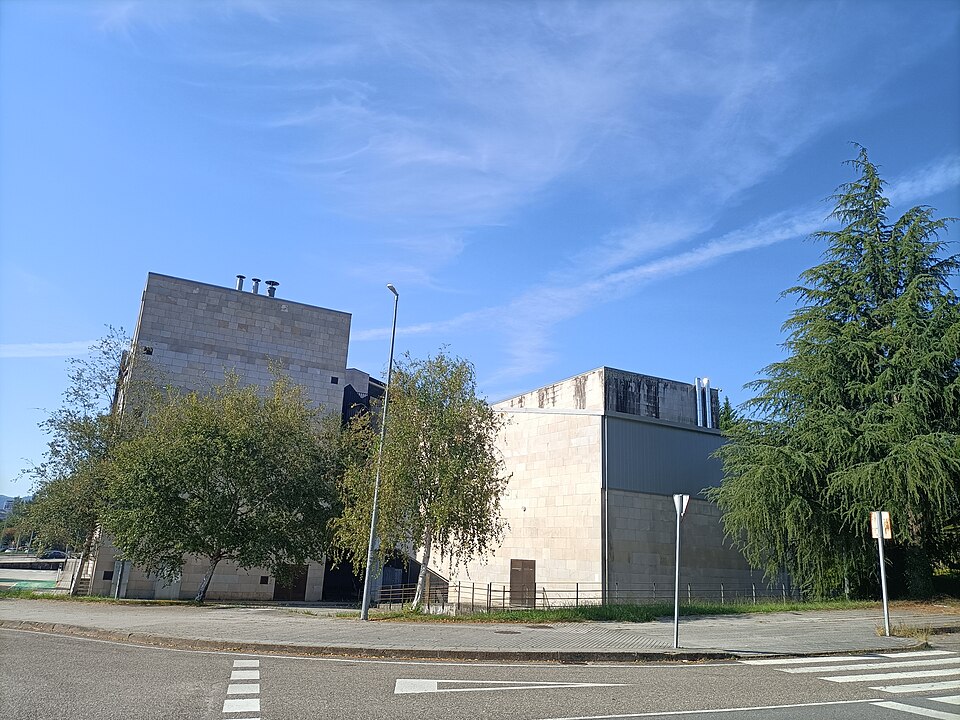 File:Facultad de Comunicación de Pontevedra capital.jpg