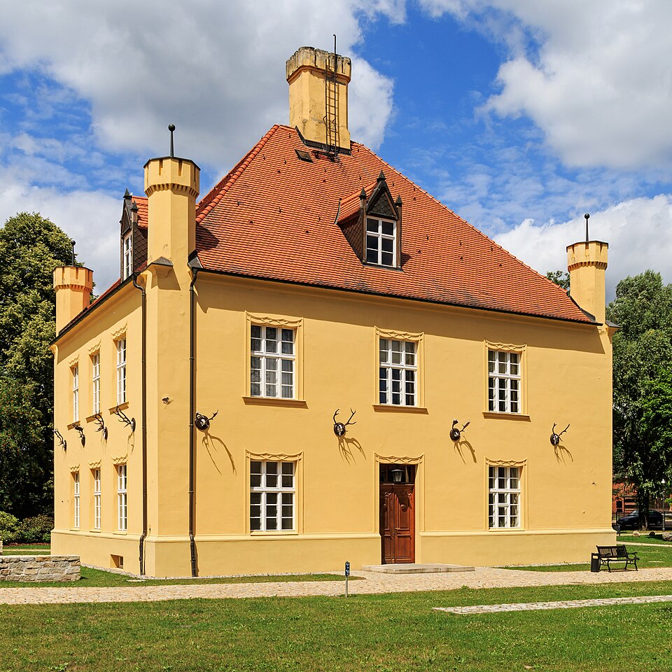File:GrossSchönebeck 07-2015 img1 Jagdschloss.jpg