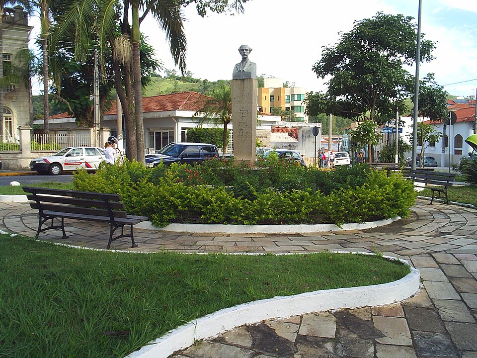 File:Guaratinguetá PraçaDoutorHomero.jpg