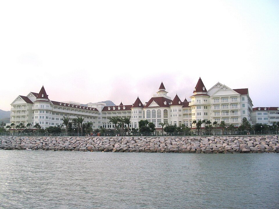 File:Hong Kong Disneyland Hotel 002.jpg