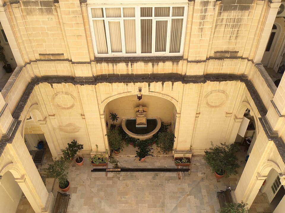 File:Internal yard palazzo valletta.jpg