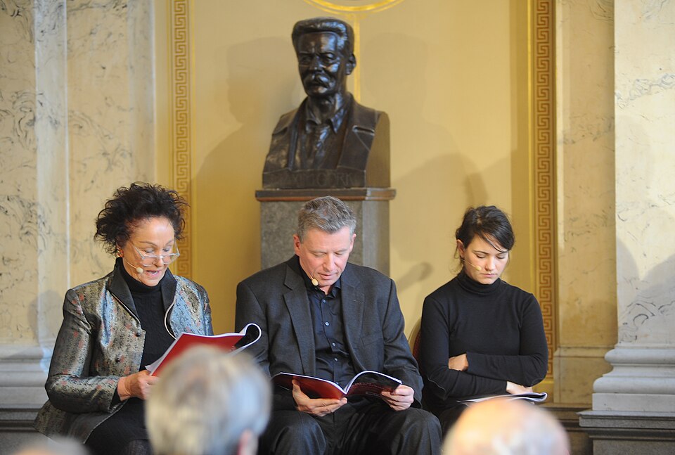 File:Stefan-Heym-Lesung (8261145884).jpg