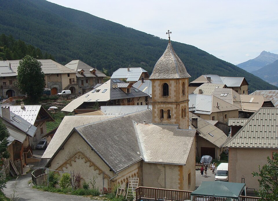 File:Crévoux-village-76.JPG