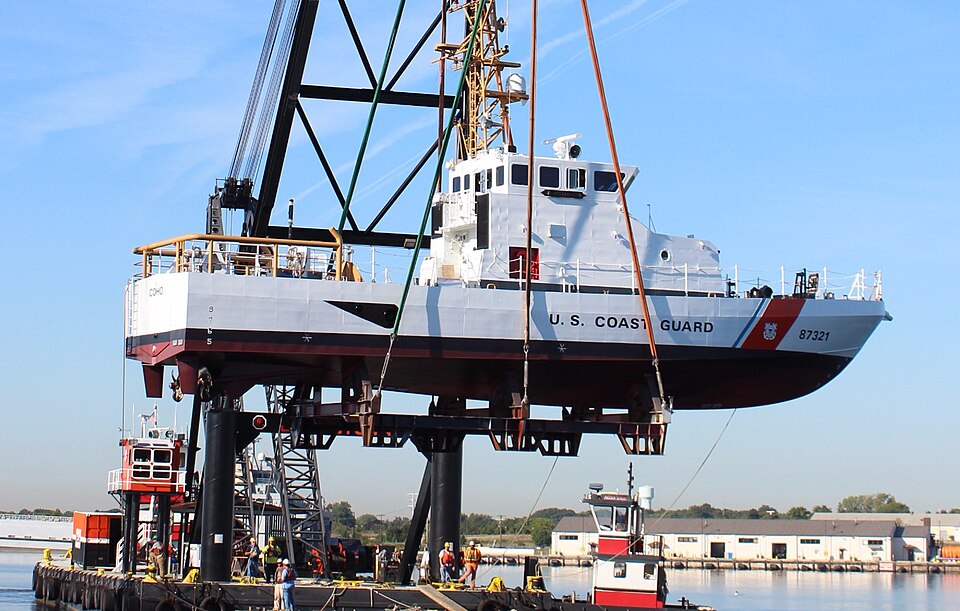 File:Crane hoists the USCGC Coho (cropped).jpg