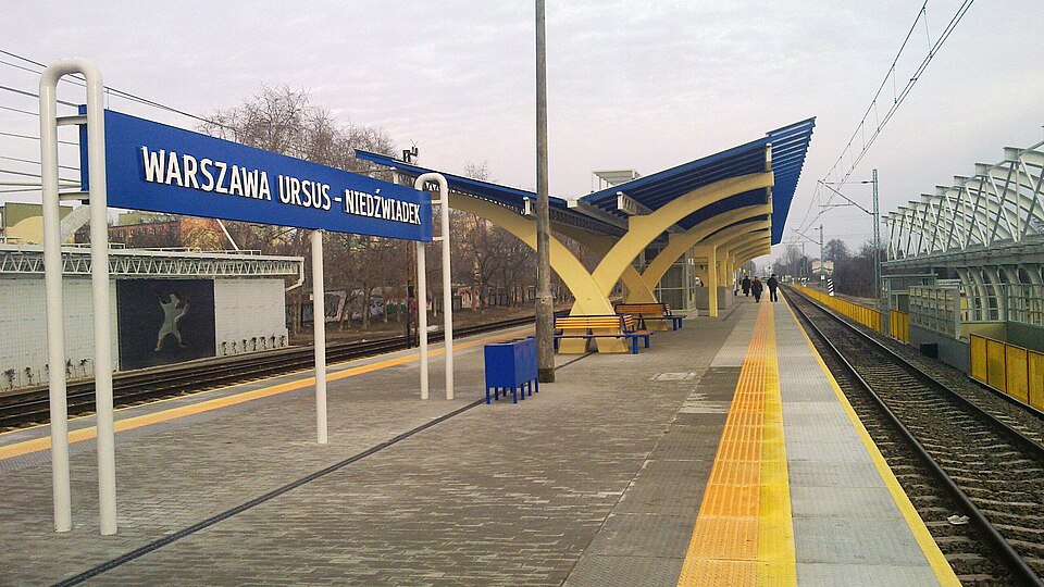 File:Niedzwiadek-peron.jpg