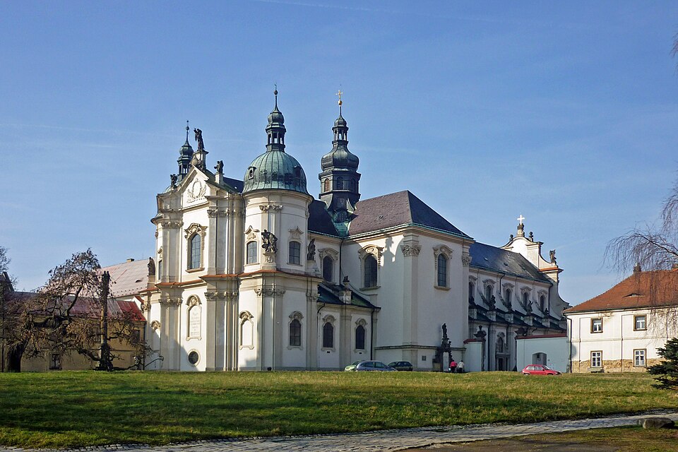 File:Osek-Klosterkirche.jpg