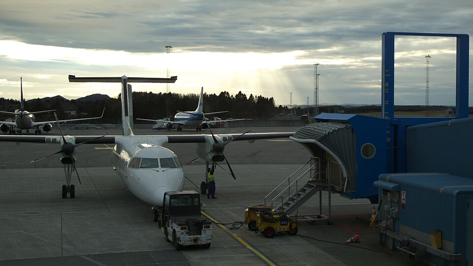 File:Widerøe Dash 8 at Flesland.jpg