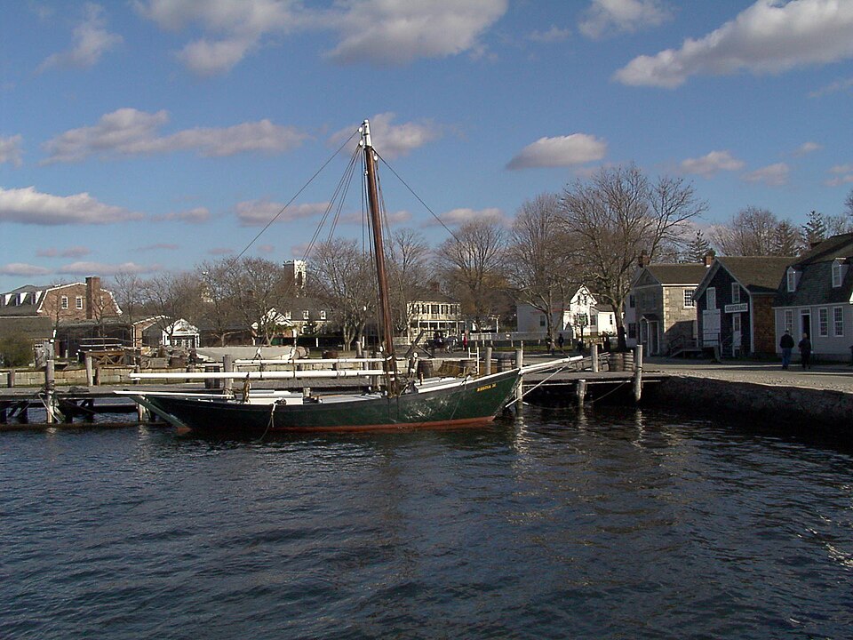 File:Boat at dock.jpg