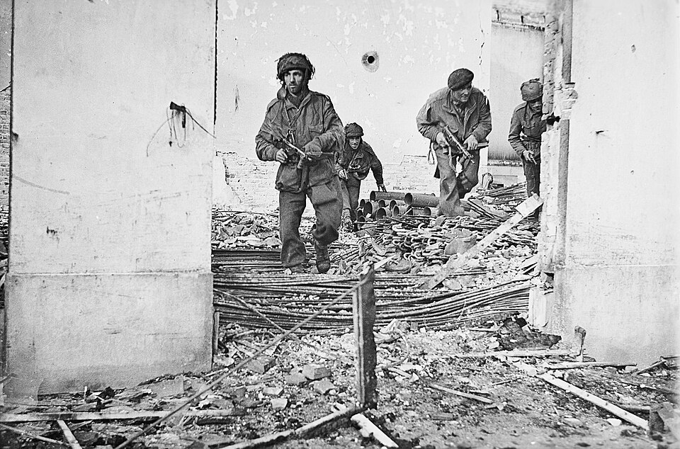 File:British paratroopers in Oosterbeek.jpg