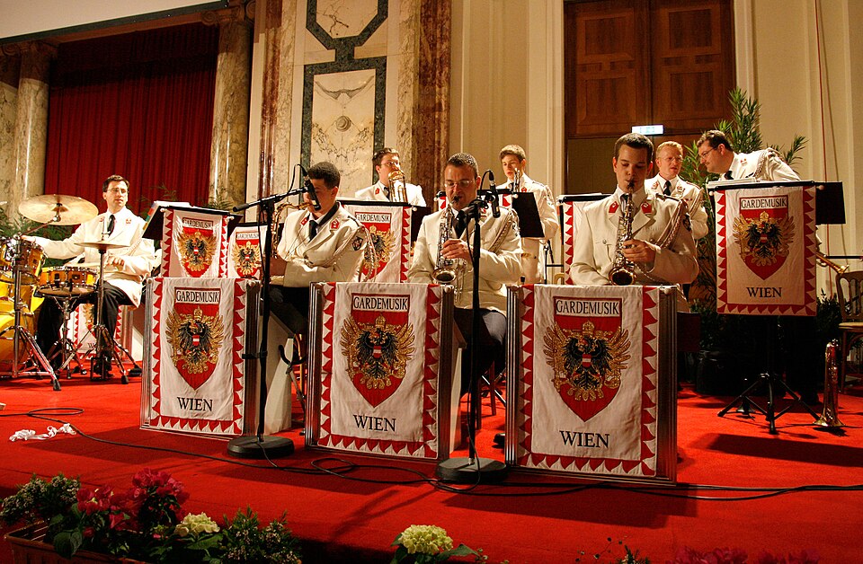 File:Dancer against cancer 2010, Gardemusik (2).jpg