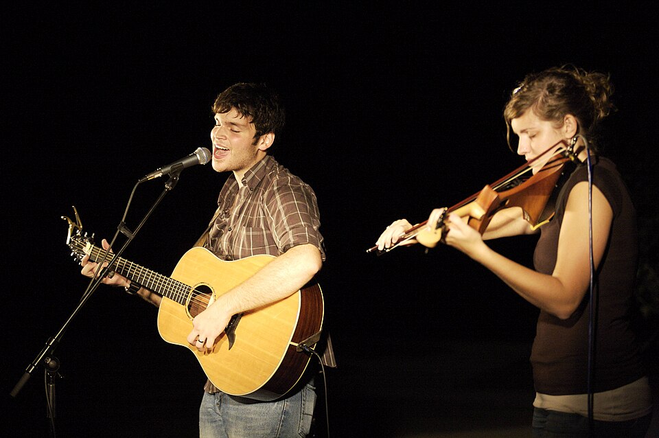 File:Jimmy and Kelly Needham performing.jpg