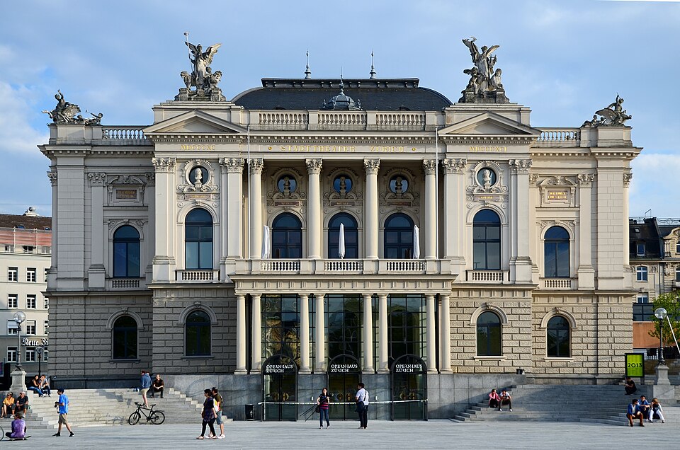 File:Opernhaus Zürich - Sechseläutenplatz 2013-08-31 18-30-40.JPG