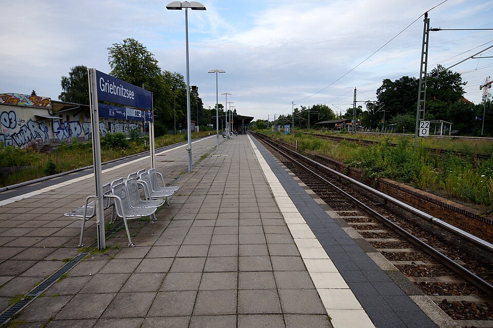 File:Potsdam-Babelsberg- Bahnhof Griebnitzsee- auf Bahnsteig 31.7.2012.jpg