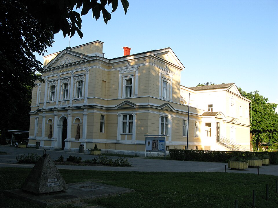 File:Zorin dom theatre in Karlovac.jpg