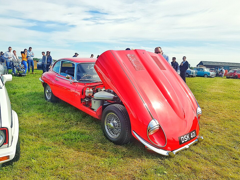 File:Jaguar E-Type .jpg