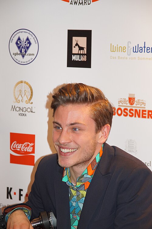 File:Jannik Schümann Askania Award 2016.jpg