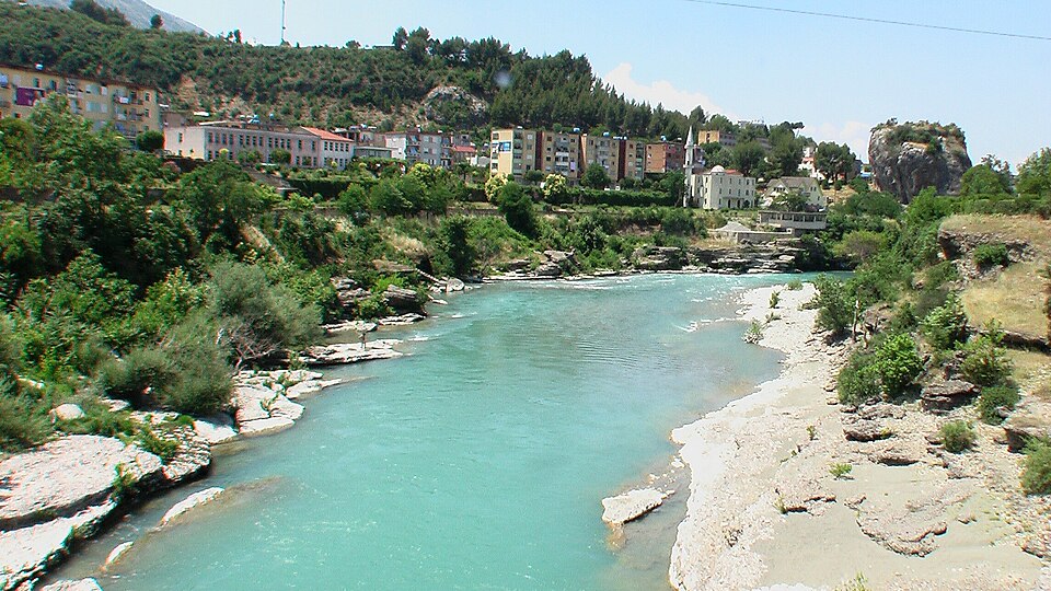 File:PërmetAmFlussVjosai.JPG