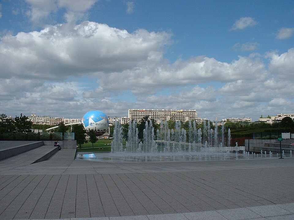 File:Parc André Citroën with balloon.JPG
