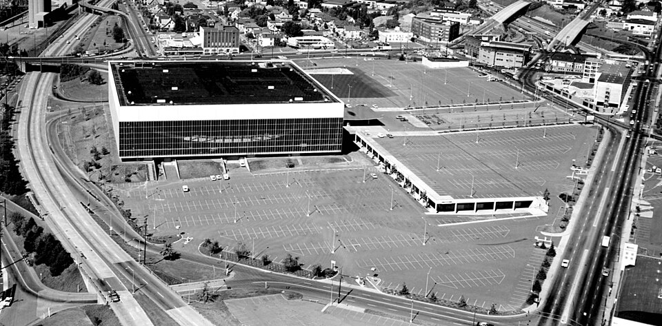 File:Veterans Memorial Coliseum (Portland).jpg