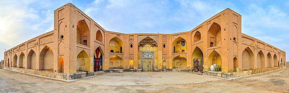 File:Mahyar Caravanserai panorama.jpg