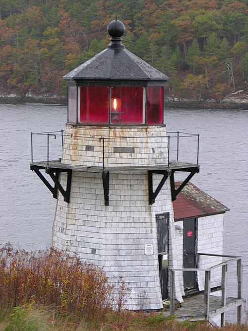 File:Squirrel Point Lighthouse-light on, Oct 2014.jpg