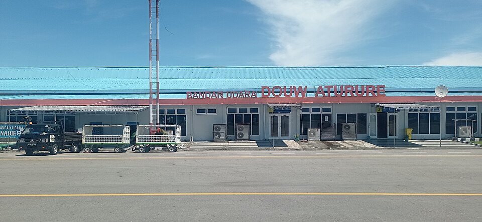File:Aeropuerto Sr Douw Aturure.jpg