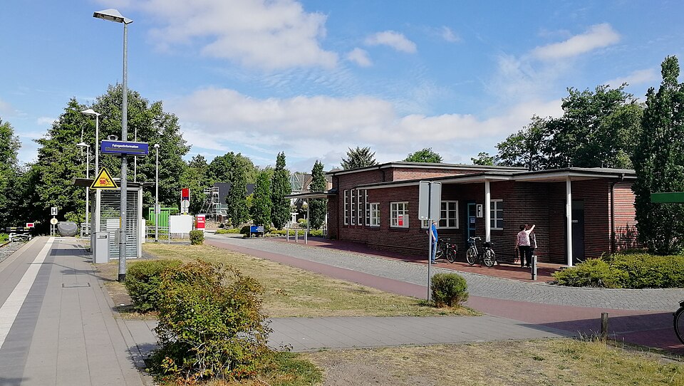 File:Bahnhof Bad St Peter-Ording 1807031030.jpg