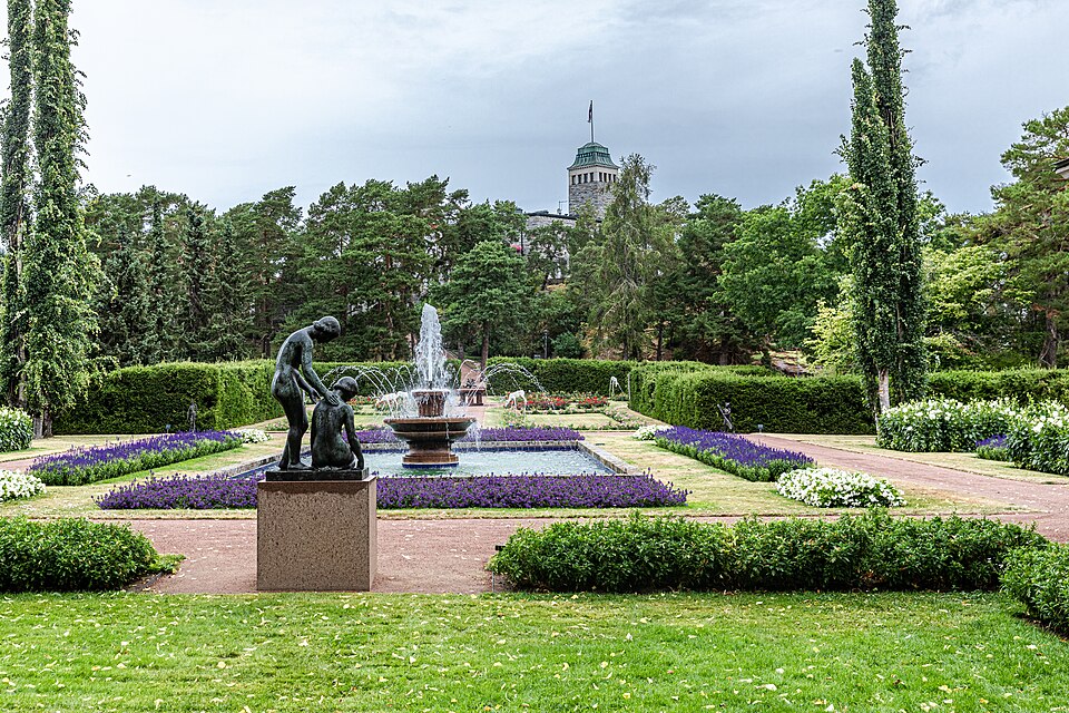 File:Kultaranta Garden, Naantali, Finland 01.jpg