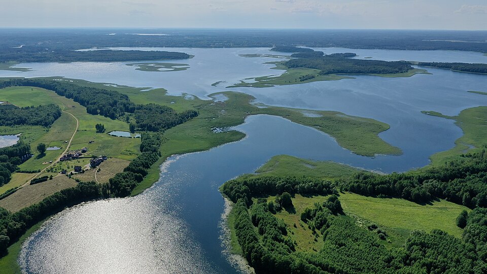 File:Lake Strusto.jpg