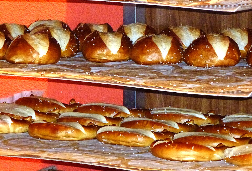 File:Laugenbroetchen und Laugenbrezel.JPG