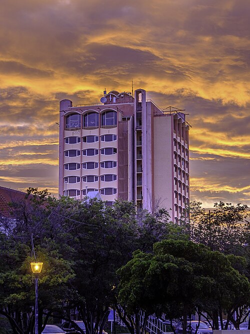 File:Plaza Hotel Curaçao bij avond.jpg