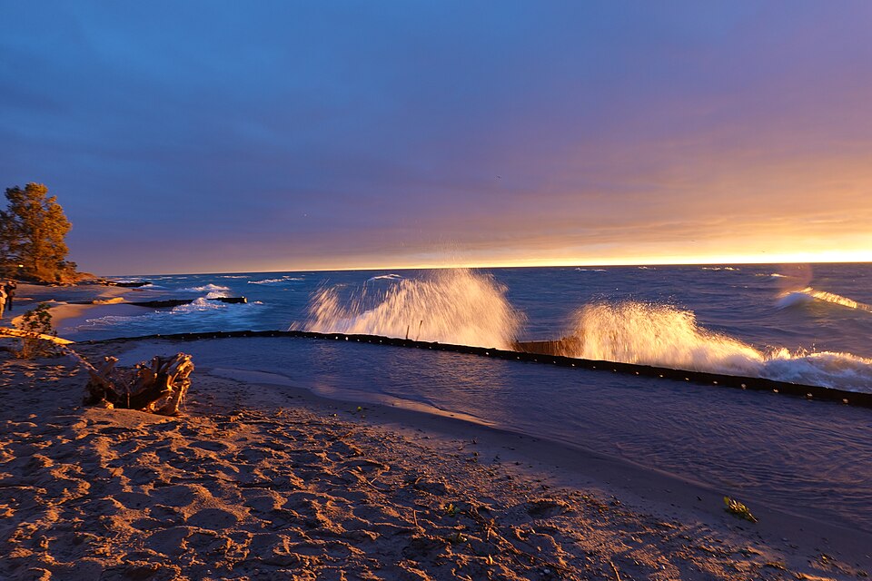 File:PointBetsieSunset-DSC04560.jpg