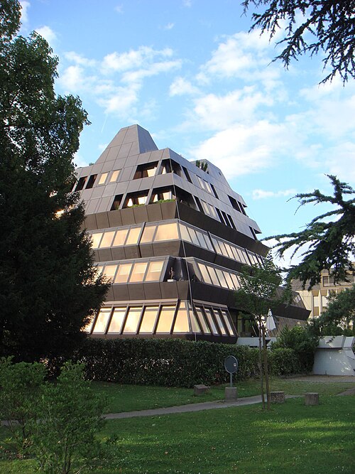 File:Spaceship-style Hospital in Zurich.jpg