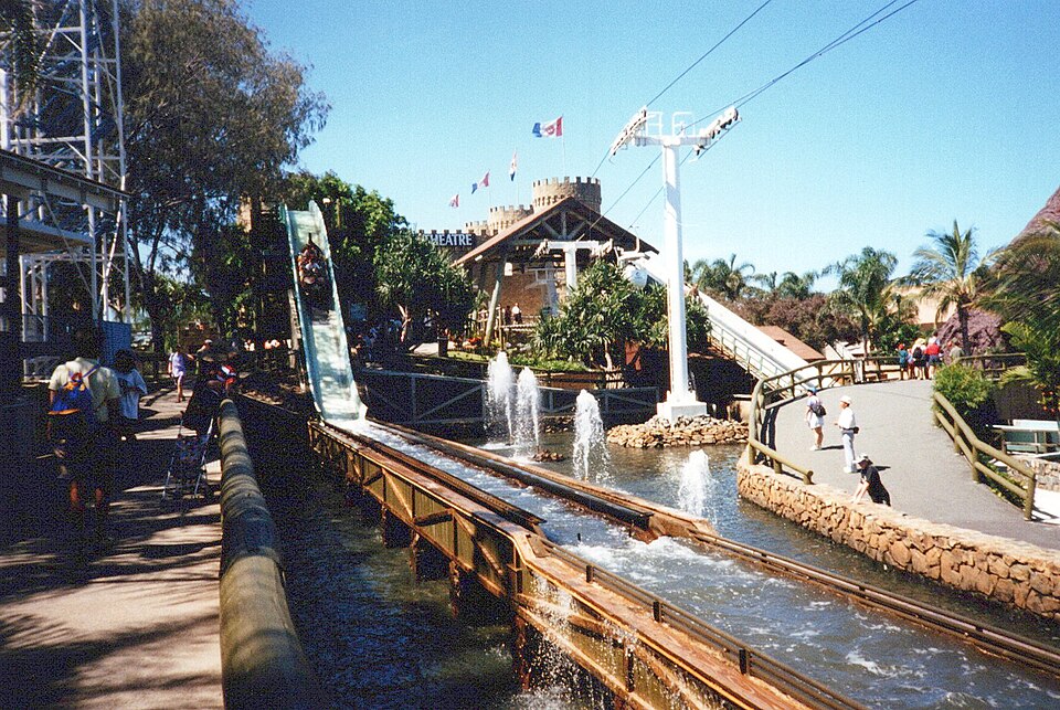 File:1996 Dreamworld Log flume.jpg