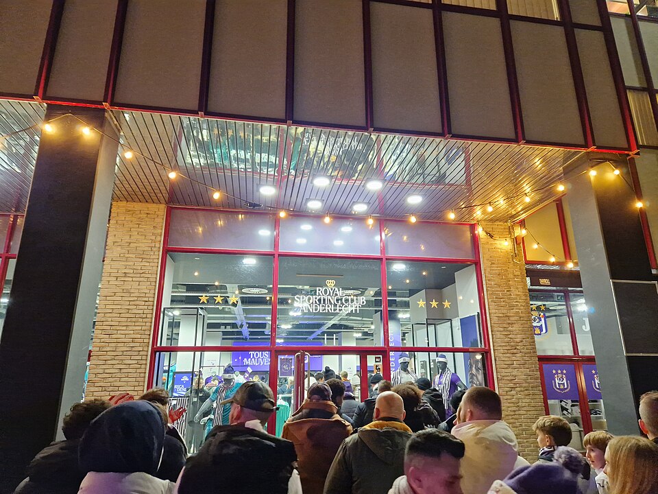 File:Anderlecht fanshop (Lotto Park).jpg
